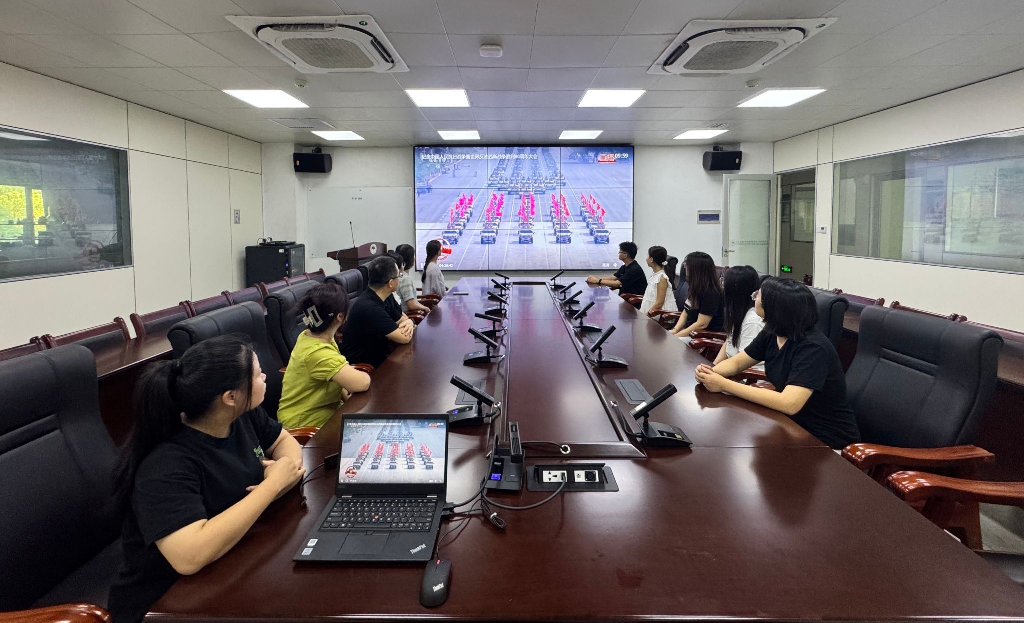 我中心组织师生观看抗战胜利八十周年阅兵仪式